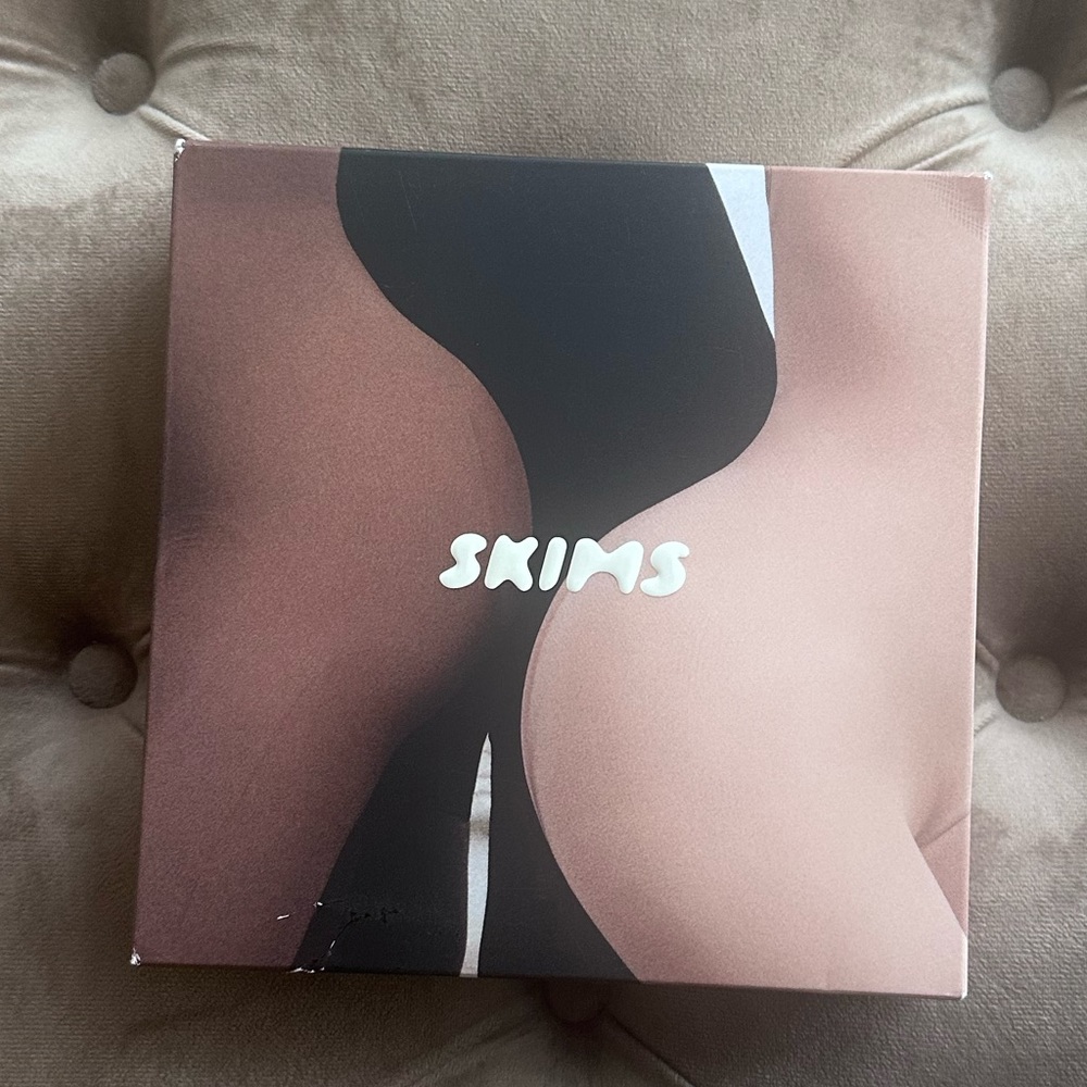 SKIMS Seamless sculpt lifting shorts